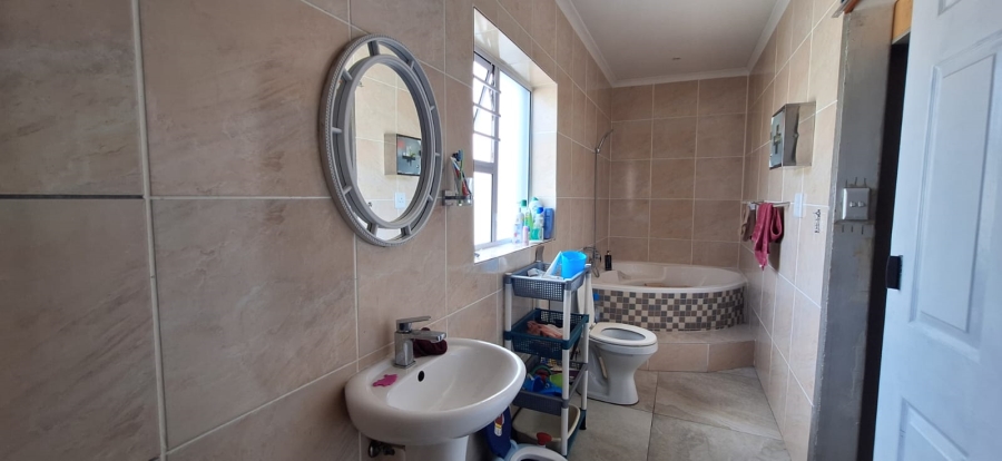 4 Bedroom Property for Sale in Grassy Park Western Cape